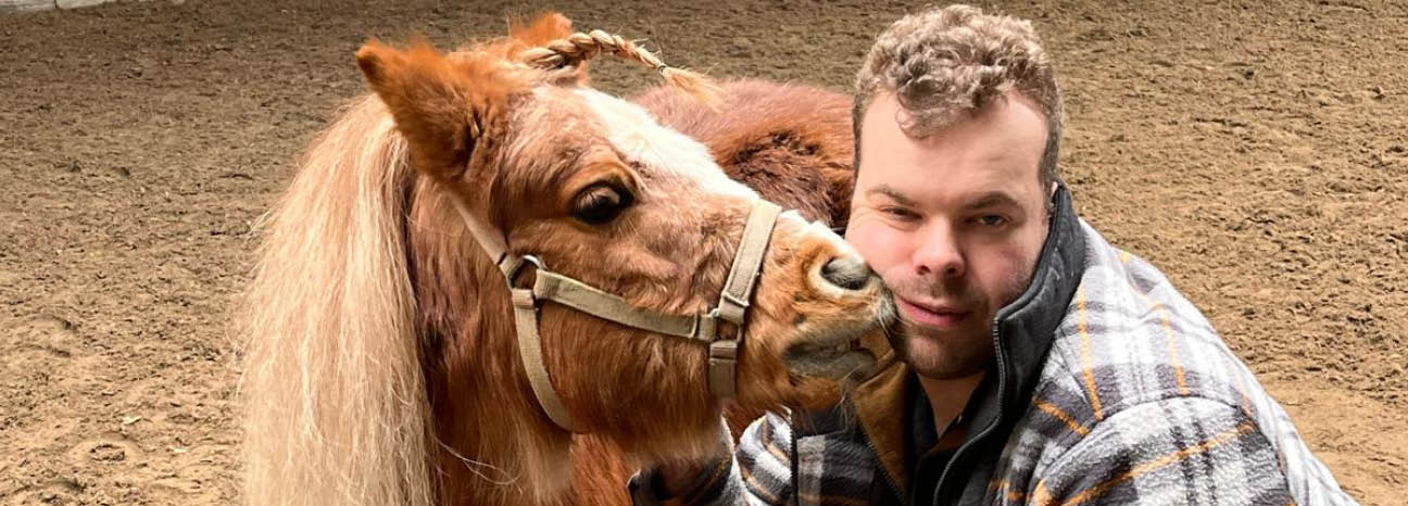 Knuffelen met de pony